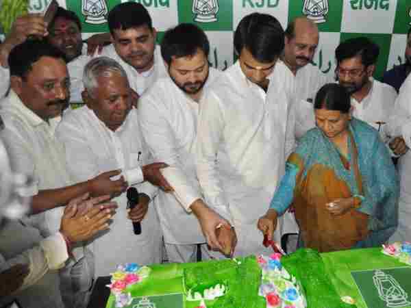 Lalu yadavs birthday celebrated in tejashwi house,rabri devi arrives with tej pratap yadav Lalu yadavs birthday celebrated in tejashwi house,rabri devi arrives with tej pratap yadav