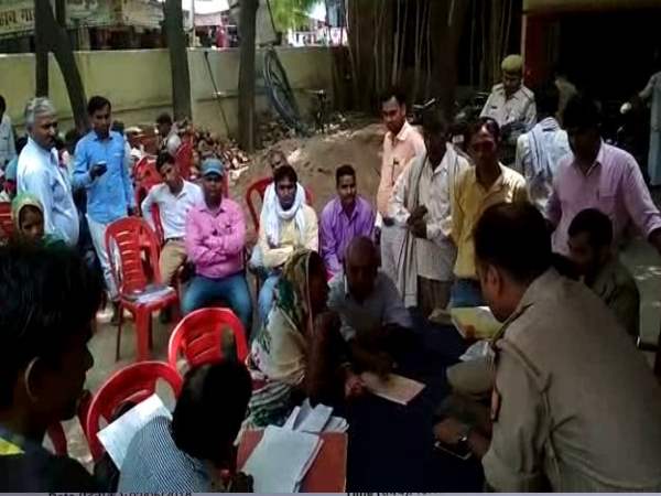 kannauj lekhpal abused the old farmer couple video goes viral kannauj lekhpal abused the old farmer couple video goes viral