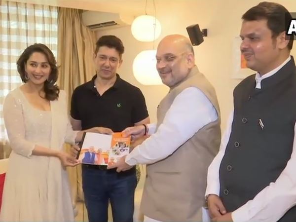 समर्थन के लिए संपर्क करते हुए मुंबई पहुंचे अमित शाह, माधुरी दीक्षित से की मुलाकात समर्थन के लिए संपर्क करते हुए मुंबई पहुंचे अमित शाह, माधुरी दीक्षित से की मुलाकात