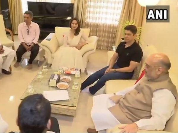 समर्थन के लिए संपर्क करते हुए मुंबई पहुंचे अमित शाह, माधुरी दीक्षित से की मुलाकात समर्थन के लिए संपर्क करते हुए मुंबई पहुंचे अमित शाह, माधुरी दीक्षित से की मुलाकात