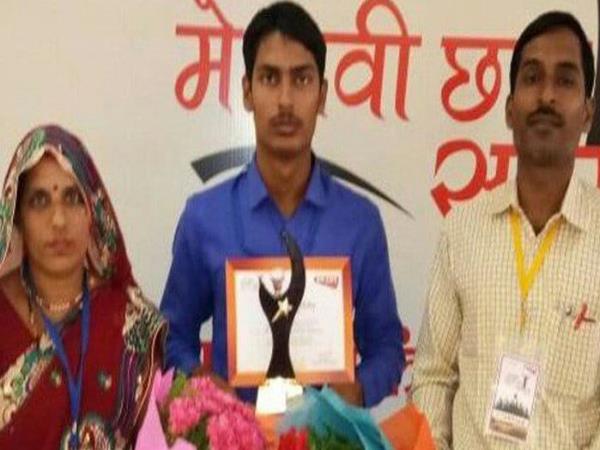 up board topper akash dwivedi 1 lakh rupees check bounced given by cm yogi up board topper akash dwivedi 1 lakh rupees check bounced given by cm yogi