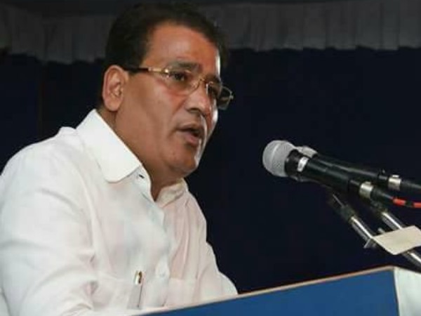 3 प्रदेश के प्रभारी को बेटे समेत निकाला