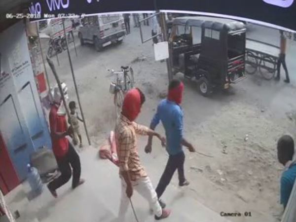 The shopkeeper beaten with sticks if he did not pay the tax to the robbery The shopkeeper beaten with sticks if he did not pay the tax to the robbery