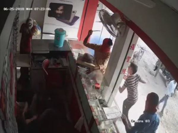 The shopkeeper beaten with sticks if he did not pay the tax to the robbery The shopkeeper beaten with sticks if he did not pay the tax to the robbery