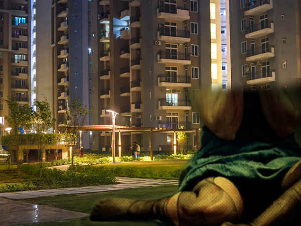 पॉश सोसायटी में महिला को देख गंदे इशारे करने लगा युवक, कपड़े उतारे और लिफ्ट में खींचकर दुष्कर्म की कोशिश पॉश सोसायटी में महिला को देख गंदे इशारे करने लगा युवक, कपड़े उतारे और लिफ्ट में खींचकर दुष्कर्म की कोशिश