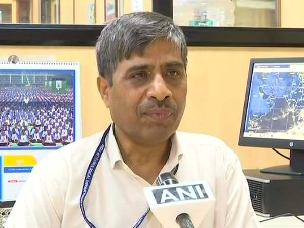 मुंबई। महाराष्ट्र में मानसून पहुंच गया है और सूबे के ज्यादातर हिस्सों में अच्छी बारिश देखने को मिल रही है। मौसम विभाग ने जानकारी दी है कि प्रदेश के उत्तरी भाग को छोड़कर सारा प्रदेश मानसून ने कवर कर लिया है। मानसून आनेवाले चार पांच दिन में कमजोर पड़ेगा लेकिन उसके बाद फिर से सामान्य हो जाएगा। बीते हफ्ते भी महाराष्ट्र के कई हिस्से खासकर मुंबई में भारी बारिश हुई है। देश के दूसरे हिस्सों में मानसून को लेकर मौसम विभाग ने बताया है कि मानसून अपनी नार्मल रफ्तार से आगे बढ़ रहा है,जिसके मुताबिक उत्तर-पूर्व के राज्यों में अगले 48 घंटो में भारी बारिश हो सकती है। विभाग ने कहा कि तटीय कर्नाटक, कोंकण, गोवा, मेघालय, नगालैंड, मणिपुर, मिजोरम, त्रिपुरा, ओडिशा और केरल में कुछ स्थानों पर भारी से बहुत भारी बारिश हो सकती है, इन राज्यों के अलावा पूर्वी उत्तर प्रदेश, बिहार और झारखंड में छिटपुट स्थानों पर तेज हवाओं के साथ बिजली चमकने की बात कही गई है। मंगलवार के मौसम बुलेटिन के मुताबिक दक्षिणपश्चिमी मानसून बुधवार तक पश्चिम बंगाल और सिक्किम के कुछ हिस्सों तक पहुंच जाएगा। अगले दो से तीन दिन के दौरान उप हिमालयी पश्चिम बंगाल के साथ ही राज्य के तटीय जिलों में भी मध्यम से भारी बारिश का पूर्वानुमान है। इस बीच, तटीय चौबीस परगना जिले के पोर्ट कैनिंग में सोमवार को 24 घंटे के दौरान सबसे ज्यादा 44.6 मिलीमीटर बारिश दर्ज की गई है। दक्षिण- पश्चिम मानसून के स्थिति अनुकूल है, जिसकी वजह से वो अपना सामान्य गति से आगे बढ़ रहा है। वो इसके बाद दक्षिण कोंकण,गोवा, तेलंगाना के कुछ हिस्सों, तटीय आंध्र प्रदेश और मध्य बंगाल की खाड़ी के कुछ और हिस्सों में मानसून अब रूख करेगा जिसके कारण अगले 48 घंटे में नागालैंड, मणिपुर, मिजोरम, त्रिपुरा, कोंकण, गोवा, केरल और लक्षद्वीप के कुछ हिस्सों में तेज बारिश होने के आसार हैं। मुंबई। महाराष्ट्र में मानसून पहुंच गया है और सूबे के ज्यादातर हिस्सों में अच्छी बारिश देखने को मिल रही है। मौसम विभाग ने जानकारी दी है कि प्रदेश के उत्तरी भाग को छोड़कर सारा प्रदेश मानसून ने कवर कर लिया है। मानसून आनेवाले चार पांच दिन में कमजोर पड़ेगा लेकिन उसके बाद फिर से सामान्य हो जाएगा। बीते हफ्ते भी महाराष्ट्र के कई हिस्से खासकर मुंबई में भारी बारिश हुई है। देश के दूसरे हिस्सों में मानसून को लेकर मौसम विभाग ने बताया है कि मानसून अपनी नार्मल रफ्तार से आगे बढ़ रहा है,जिसके मुताबिक उत्तर-पूर्व के राज्यों में अगले 48 घंटो में भारी बारिश हो सकती है। विभाग ने कहा कि तटीय कर्नाटक, कोंकण, गोवा, मेघालय, नगालैंड, मणिपुर, मिजोरम, त्रिपुरा, ओडिशा और केरल में कुछ स्थानों पर भारी से बहुत भारी बारिश हो सकती है, इन राज्यों के अलावा पूर्वी उत्तर प्रदेश, बिहार और झारखंड में छिटपुट स्थानों पर तेज हवाओं के साथ बिजली चमकने की बात कही गई है। मंगलवार के मौसम बुलेटिन के मुताबिक दक्षिणपश्चिमी मानसून बुधवार तक पश्चिम बंगाल और सिक्किम के कुछ हिस्सों तक पहुंच जाएगा। अगले दो से तीन दिन के दौरान उप हिमालयी पश्चिम बंगाल के साथ ही राज्य के तटीय जिलों में भी मध्यम से भारी बारिश का पूर्वानुमान है। इस बीच, तटीय चौबीस परगना जिले के पोर्ट कैनिंग में सोमवार को 24 घंटे के दौरान सबसे ज्यादा 44.6 मिलीमीटर बारिश दर्ज की गई है। दक्षिण- पश्चिम मानसून के स्थिति अनुकूल है, जिसकी वजह से वो अपना सामान्य गति से आगे बढ़ रहा है। वो इसके बाद दक्षिण कोंकण,गोवा, तेलंगाना के कुछ हिस्सों, तटीय आंध्र प्रदेश और मध्य बंगाल की खाड़ी के कुछ और हिस्सों में मानसून अब रूख करेगा जिसके कारण अगले 48 घंटे में नागालैंड, मणिपुर, मिजोरम, त्रिपुरा, कोंकण, गोवा, केरल और लक्षद्वीप के कुछ हिस्सों में तेज बारिश होने के आसार हैं।