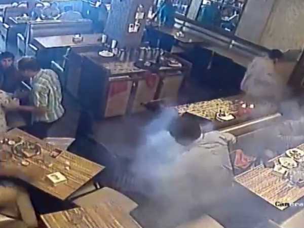 Mobile phone blasts in mans pocket in Mumbai Mobile phone blasts in mans pocket in Mumbai