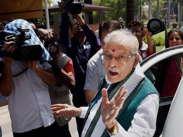 नई दिल्ली। एम्स में भर्ती पूर्व प्रधानमंत्री अटल बिहारी वाजपेयी को देखने के बाद भाजपा के वरिष्ठ नेता और मार्गदर्शक मंडल के सदस्य मुरली मनोहर जोशी ने इशारों में मोदी सरकार को निशाने पर लिया है। लंबे समय तक अटल बिहारी वाजपेयी के साथ काम करने वाले जोशी ने कहा है कि आज राजनीति के जो हालात हैं, उसको देखते हुए शायद कुदरत ने वाजपेयी को चुप करा दिया है, क्योंकि आज की राजनीतिक परिस्थिति को देखते तो वो क्या कहते। ये पहला मौका नहीं है जब जोशी ने मोदी सरकार को निशाने पर लिया है। बीते माह मुरली मनोहर जोशी ने मोदी सरकार के चार साल के कामकाज को शून्य बताया था। मध्य प्रदेश के इंदौर में एक कार्यक्रम में पत्रिका से बातचीत में मोदी सरकार के कामकाज को लेकर ये कड़ी टिप्पणी की। जोशी से सवाल पूछा गया था कि वो मोदी सरकार के चार साल के कामकाज को कितने नंबर देंगे। इस पर जोशी ने कहा कि नंबर तो परीक्षक तब देगा, जब कॉपी में कुछ लिखा हो, यहां तो कॉपी ही खाली है। ऐसे में नंबर कैसे और कितने दूं। पूर्व प्रधानमंत्री अटल बिहारी वाजपेयी यूरिन इंफेक्शन के चलते मंगलवार से एम्स में भर्ती हैं।, जहां डॉक्टरों की विशेष टीम लगातार उनके इलाज में लगी है। एम्स की ओर से कहा गया है कि अटल जी की हालत स्थिर है। उनकी सेहत में सुधार जारी है। डॉक्टरों की टीम उनकी हालत पर नजर बनाए हुए है। मेडिकल बुलेटिन जारी करते हुए एम्स ने कहा कि उनकी हालत में सुधार जारी है। एम्स ने कहा है कि वाजपेयी की जांच में पाया गया कि उन्हें यूरिनरी ट्रैक्ट इन्फेक्शन है और जब तक उनकी सेहत में सुधार नहीं हो जाता है वो एम्स में ही रहेंगे। अटल बिहारी वाजपेयी पिछले काफी समय से डिमेंशिया से जूझ रहे हैं। नई दिल्ली। एम्स में भर्ती पूर्व प्रधानमंत्री अटल बिहारी वाजपेयी को देखने के बाद भाजपा के वरिष्ठ नेता और मार्गदर्शक मंडल के सदस्य मुरली मनोहर जोशी ने इशारों में मोदी सरकार को निशाने पर लिया है। लंबे समय तक अटल बिहारी वाजपेयी के साथ काम करने वाले जोशी ने कहा है कि आज राजनीति के जो हालात हैं, उसको देखते हुए शायद कुदरत ने वाजपेयी को चुप करा दिया है, क्योंकि आज की राजनीतिक परिस्थिति को देखते तो वो क्या कहते। ये पहला मौका नहीं है जब जोशी ने मोदी सरकार को निशाने पर लिया है। बीते माह मुरली मनोहर जोशी ने मोदी सरकार के चार साल के कामकाज को शून्य बताया था। मध्य प्रदेश के इंदौर में एक कार्यक्रम में पत्रिका से बातचीत में मोदी सरकार के कामकाज को लेकर ये कड़ी टिप्पणी की। जोशी से सवाल पूछा गया था कि वो मोदी सरकार के चार साल के कामकाज को कितने नंबर देंगे। इस पर जोशी ने कहा कि नंबर तो परीक्षक तब देगा, जब कॉपी में कुछ लिखा हो, यहां तो कॉपी ही खाली है। ऐसे में नंबर कैसे और कितने दूं। पूर्व प्रधानमंत्री अटल बिहारी वाजपेयी यूरिन इंफेक्शन के चलते मंगलवार से एम्स में भर्ती हैं।, जहां डॉक्टरों की विशेष टीम लगातार उनके इलाज में लगी है। एम्स की ओर से कहा गया है कि अटल जी की हालत स्थिर है। उनकी सेहत में सुधार जारी है। डॉक्टरों की टीम उनकी हालत पर नजर बनाए हुए है। मेडिकल बुलेटिन जारी करते हुए एम्स ने कहा कि उनकी हालत में सुधार जारी है। एम्स ने कहा है कि वाजपेयी की जांच में पाया गया कि उन्हें यूरिनरी ट्रैक्ट इन्फेक्शन है और जब तक उनकी सेहत में सुधार नहीं हो जाता है वो एम्स में ही रहेंगे। अटल बिहारी वाजपेयी पिछले काफी समय से डिमेंशिया से जूझ रहे हैं।