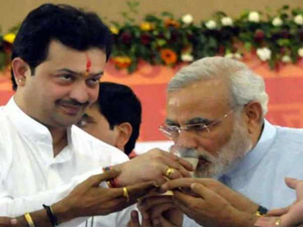 जब भय्यूजी महाराज ने नींबू पानी पिलाकर तुड़वाया था नरेंद्र मोदी का उपवास जब भय्यूजी महाराज ने नींबू पानी पिलाकर तुड़वाया था नरेंद्र मोदी का उपवास