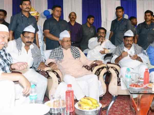 Nitish Kumar sat with RJD and Congress leaders in Bihar Nitish Kumar sat with RJD and Congress leaders in Bihar