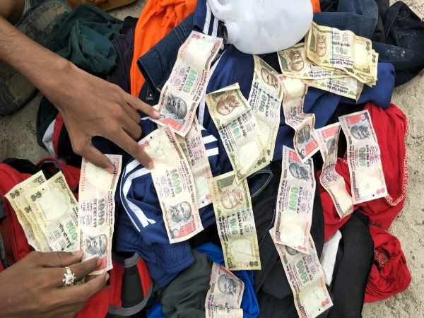 varanasi students found 1 lakh rupess of demonetized notes during bathing in ganga river varanasi students found 1 lakh rupess of demonetized notes during bathing in ganga river
