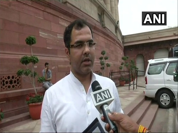 बीजेपी सांसद का केजरीवाल पर हमला