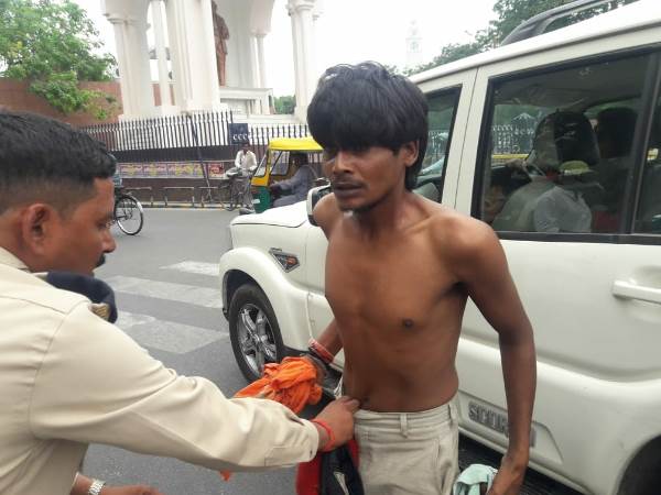 बाल खींच कर गिरा-गिरा कर मारा