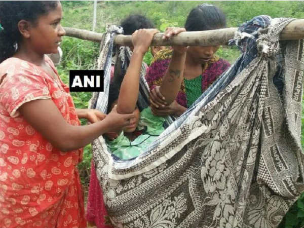 टूटी सड़क के चलते एंबुलेंस भेजने से मना किया, गर्भवती को बांस पर लटकाकर अस्पताल ले गए गांव वाले टूटी सड़क के चलते एंबुलेंस भेजने से मना किया, गर्भवती को बांस पर लटकाकर अस्पताल ले गए गांव वाले