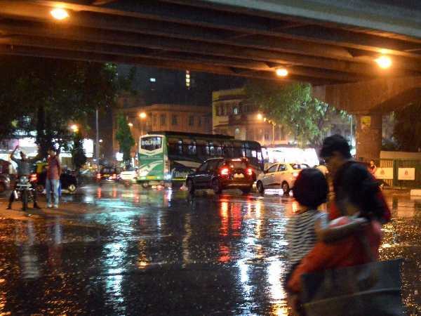 Latest Update: Thunderstrom, Dust strom and Rain Hit Delhi NCR Latest Update: Thunderstrom, Dust strom and Rain Hit Delhi NCR