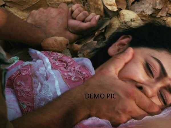 नाबालिग लड़की को घसीटकर ले गए