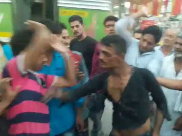 public caught thief and beaten in sahranpur public caught thief and beaten in sahranpur