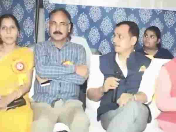 मैच के पुरस्कार वितरण में पहुंचे थे दोनों