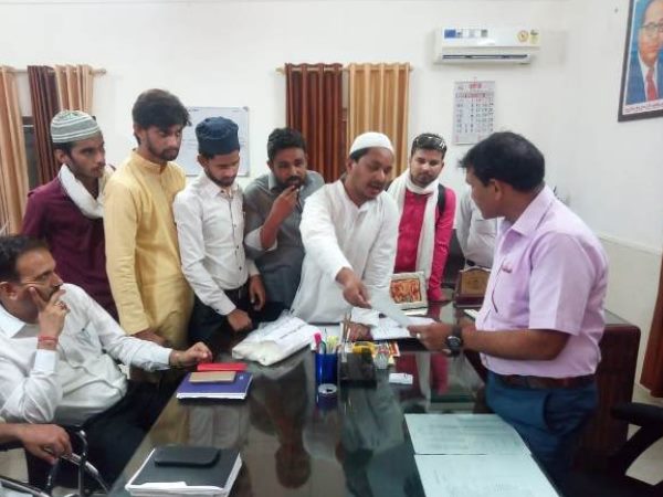 हाशमी ने कहा कि अगर पाक से चीनी ना आने पर देश में चीनी की कमी होती है तो देश का 25 करोड़ मुसलमान ईद पर अपनी सिंवई बिना चीनी के पका लेगा। हाशमी ने कहा कि अगर पाक से चीनी ना आने पर देश में चीनी की कमी होती है तो देश का 25 करोड़ मुसलमान ईद पर अपनी सिंवई बिना चीनी के पका लेगा।