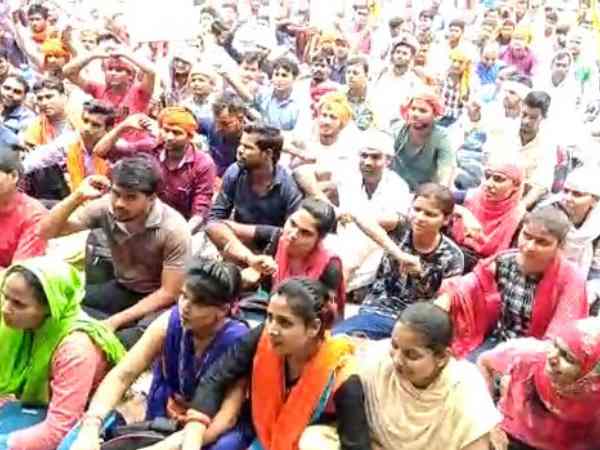 Shiksha Mitra gathered for agitation in Lucknow Shiksha Mitra gathered for agitation in Lucknow