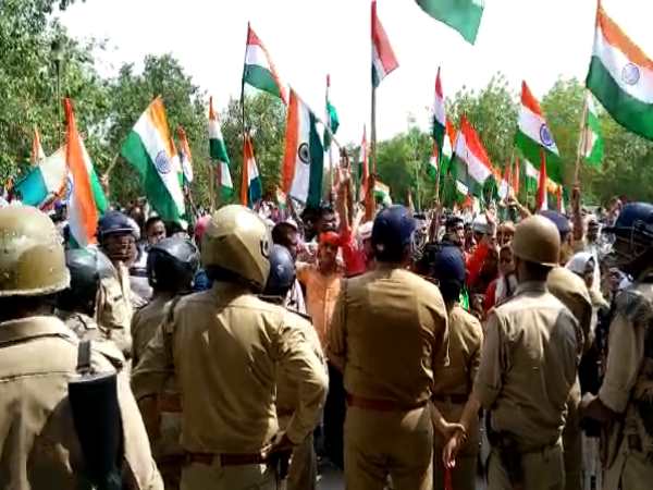 protest of tet holders in lucknow due to not giving them joining protest of tet holders in lucknow due to not giving them joining