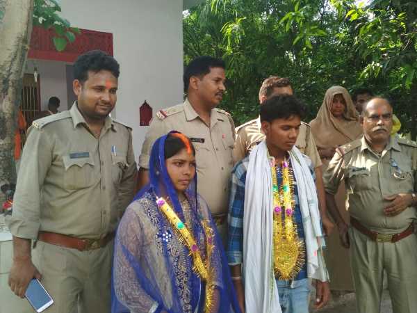 love couple married in police station in sultanpur love couple married in police station in sultanpur