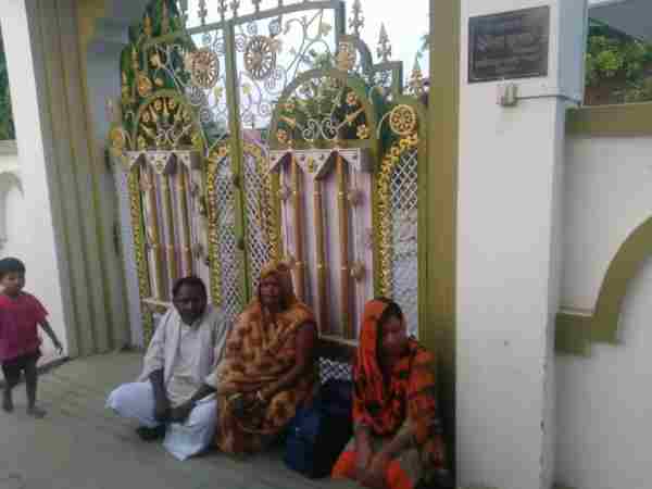 Wife protesting outside in-laws house in Mau Wife protesting outside in-laws house in Mau