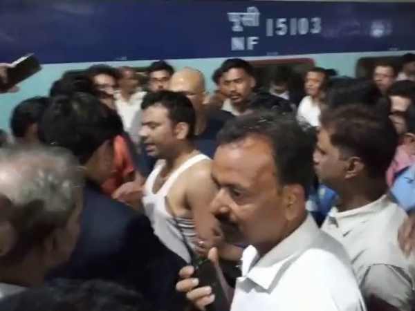 Travelers pulled chain in Mughalsarai, AC failed in Sampark Kranti Travelers pulled chain in Mughalsarai, AC failed in Sampark Kranti