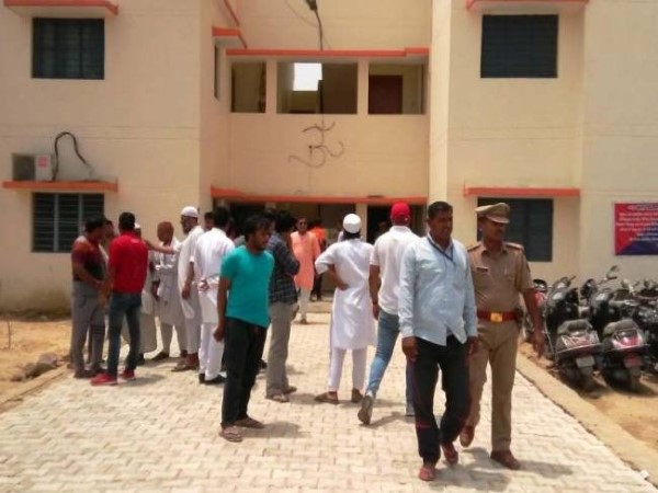 इलाके में तनाव के कारण भारी पुलिस बल तैनात
