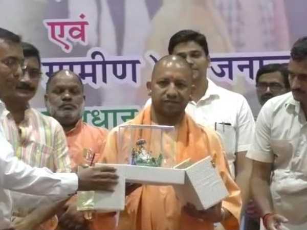 pradhan raise slogan during yogi programme in Varanasi pradhan raise slogan during yogi programme in Varanasi