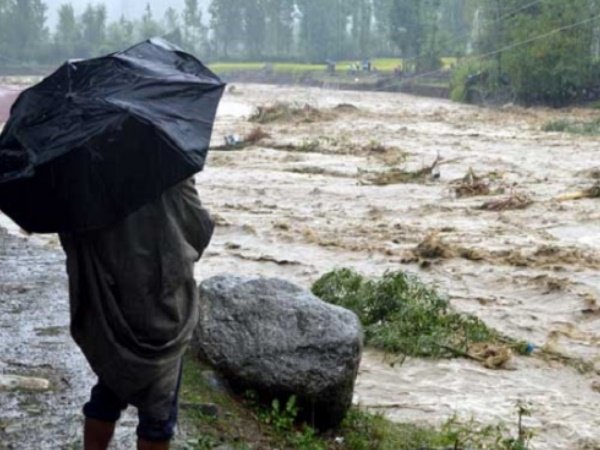 उत्तराखंड में चार जगह फटे