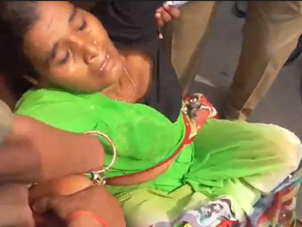 A woman fainted after trying to meet CM Yogi in Mainpuri A woman fainted after trying to meet CM Yogi in Mainpuri