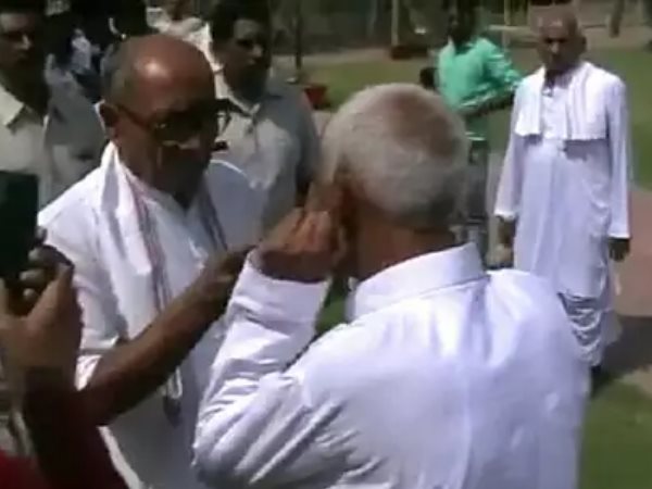 भोपाल। मध्य प्रदेश के पूर्व मुख्यमंत्री और कांग्रेस नेता दिग्विजय सिंह का एक वीडियो सामने आया है, जिसमें एक बुजुर्ग उनके पैर छूकर और अपने कान पकड़कर माफी मांगता दिख रहा है। ये वाकया प्रदेश के ओरछा का है, जहां से दिग्विजय ने एकता यात्रा शुरू की है। इस यात्रा के तहत वो प्रदेशभर में जाएंगे। दिग्विजिय जब यात्रा के लिए होटल से निकले तो एक बुजुर्ग आया और दिग्गी राजा जिंदाबाद का नारा लगाने लगा। इस पर दिग्विजय सिंह बुजुर्ग के पास आए और गुस्से में उन्हें नारे न लगाने को कहा। दिग्विजय ने उससे कहा कि तुमने दोबारा नारा लगाया तो मैं तुम्हें नदी में डुबो दूंगा। दिग्विजय के डपटने पर बुजुर्ग ने कान पकड़ लिए और फिर दिग्विजय के पैर छूकर माफी मांगी। दिग्विजय सिंह ने ओरछा स्थित राम राज मंदिर से 31 मई को अपनी एकता यात्रा की शुरुआत की है। इस एकता यात्रा के जरिए दिग्विजय सिंह कांग्रेस के पुराने नेताओं को पार्टी में सक्रिय करने और रूठे हुए नेताओं को मनाएंगे। इससे पहले दिग्विजय प्रदेश में करीब छह की नर्मदा परिक्रमा पदयात्रा कर चुके हैं, जो इस साल अप्रैल में ही खत्म हुई है। भोपाल। मध्य प्रदेश के पूर्व मुख्यमंत्री और कांग्रेस नेता दिग्विजय सिंह का एक वीडियो सामने आया है, जिसमें एक बुजुर्ग उनके पैर छूकर और अपने कान पकड़कर माफी मांगता दिख रहा है। ये वाकया प्रदेश के ओरछा का है, जहां से दिग्विजय ने एकता यात्रा शुरू की है। इस यात्रा के तहत वो प्रदेशभर में जाएंगे। दिग्विजिय जब यात्रा के लिए होटल से निकले तो एक बुजुर्ग आया और दिग्गी राजा जिंदाबाद का नारा लगाने लगा। इस पर दिग्विजय सिंह बुजुर्ग के पास आए और गुस्से में उन्हें नारे न लगाने को कहा। दिग्विजय ने उससे कहा कि तुमने दोबारा नारा लगाया तो मैं तुम्हें नदी में डुबो दूंगा। दिग्विजय के डपटने पर बुजुर्ग ने कान पकड़ लिए और फिर दिग्विजय के पैर छूकर माफी मांगी। दिग्विजय सिंह ने ओरछा स्थित राम राज मंदिर से 31 मई को अपनी एकता यात्रा की शुरुआत की है। इस एकता यात्रा के जरिए दिग्विजय सिंह कांग्रेस के पुराने नेताओं को पार्टी में सक्रिय करने और रूठे हुए नेताओं को मनाएंगे। इससे पहले दिग्विजय प्रदेश में करीब छह की नर्मदा परिक्रमा पदयात्रा कर चुके हैं, जो इस साल अप्रैल में ही खत्म हुई है।