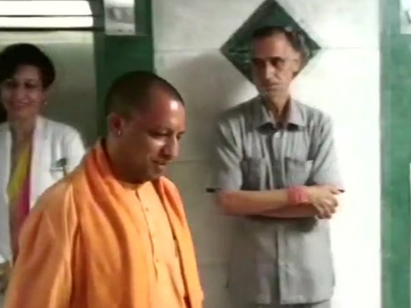 एम्स में केशव प्रसाद मौर्य को देखने पहुंचे योगी आदित्यनाथ