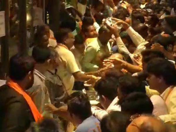 bjp workers fought for lunch packet in own program in varanasi bjp workers fought for lunch packet in own program in varanasi