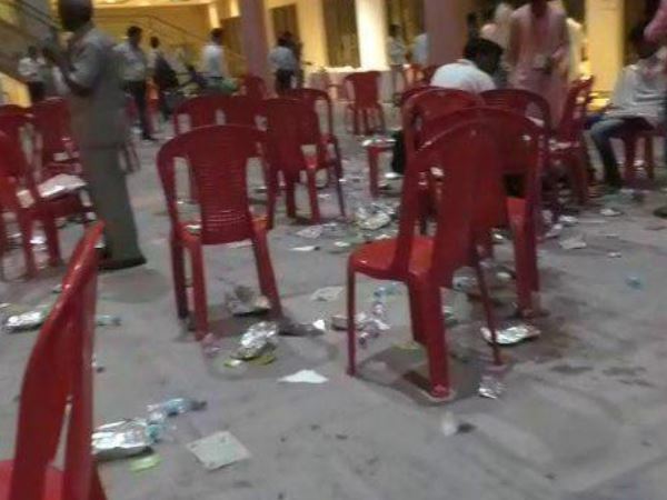bjp workers fought for lunch packet in own program in varanasi bjp workers fought for lunch packet in own program in varanasi