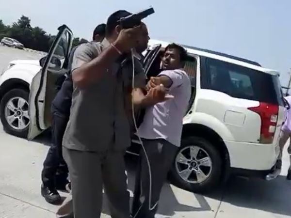 bouncers battery with toll workers in lucknow, see footage bouncers battery with toll workers in lucknow, see footage