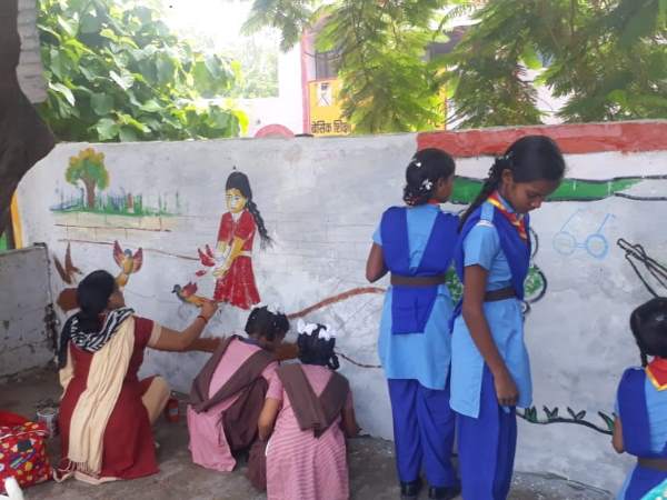 school kids draw messagefull paintings on the goverment wall in up school kids draw messagefull paintings on the goverment wall in up