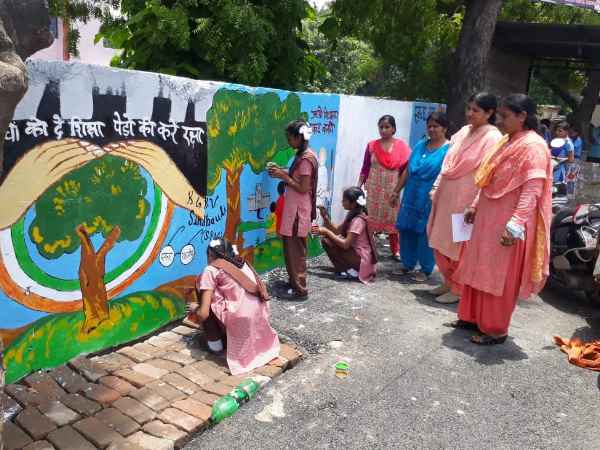 school kids draw messagefull paintings on the goverment wall in up school kids draw messagefull paintings on the goverment wall in up