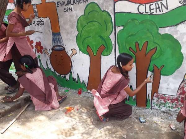 school kids draw messagefull paintings on the goverment wall in up school kids draw messagefull paintings on the goverment wall in up