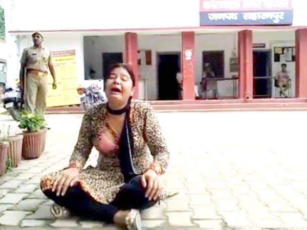 women beaten by her sister-in-law infront of court women beaten by her sister-in-law infront of court