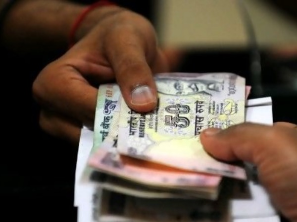 सपनों में भी धन प्राप्ति के कई संकेत मिलते हैं...