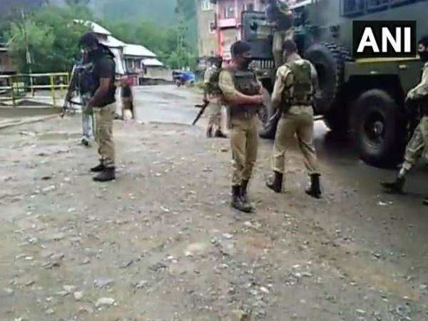 जम्मू कश्मीर: CRPF पार्टी पर अटैक, 2 जवान घायल जम्मू कश्मीर: CRPF पार्टी पर अटैक, 2 जवान घायल