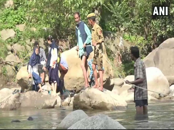 Video:Students of a village in Udhampur cross Tawi river daily to reach their school in Jammu kashmir Video:Students of a village in Udhampur cross Tawi river daily to reach their school in Jammu kashmir