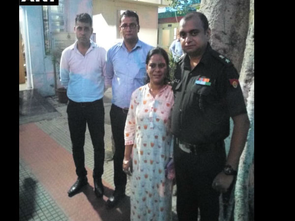 Delhi: Four people trying to enter Sena Bhawan posing as intelligence officers have been caught. Delhi: Four people trying to enter Sena Bhawan posing as intelligence officers have been caught.