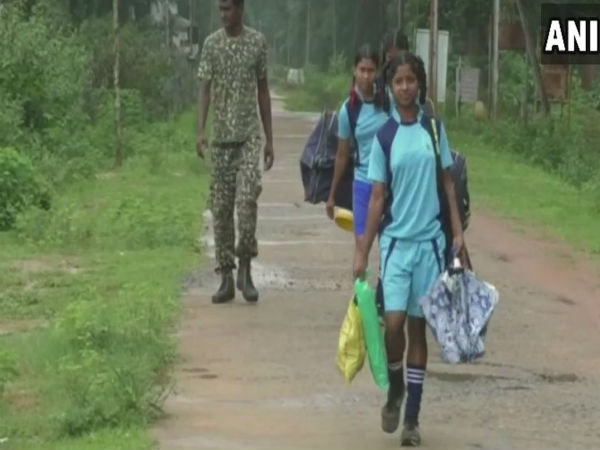 Chhattisgarh: In naxal-affected area of Kondagaon, ITBP jawans of 41st Battalion teach hockey to girl students. Chhattisgarh: In naxal-affected area of Kondagaon, ITBP jawans of 41st Battalion teach hockey to girl students.