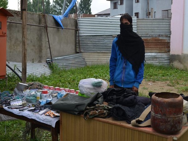 J&K: पुलवामा के एक घर से बम और हथियार बनाने की सामग्री बरामद J&K: पुलवामा के एक घर से बम और हथियार बनाने की सामग्री बरामद