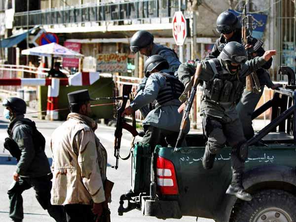 अफगानिस्तान: काबुल एयरपोर्ट पर हमला, 10 की मौत अफगानिस्तान: काबुल एयरपोर्ट पर हमला, 10 की मौत