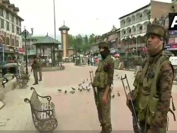J&K: आतंकियों ने फायरिंग कर बैंक गार्ड समेत 2 को किया घायल J&K: आतंकियों ने फायरिंग कर बैंक गार्ड समेत 2 को किया घायल