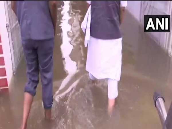 VIDEO: पटना के अस्पताल की ICU तक घुसा बारिश का गंदा पानी VIDEO: पटना के अस्पताल की ICU तक घुसा बारिश का गंदा पानी